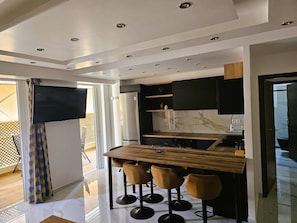 Fridge, oven, stovetop, dishwasher