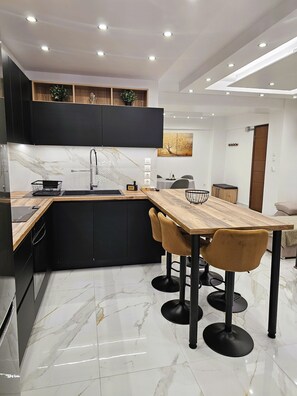 Fridge, oven, stovetop, dishwasher