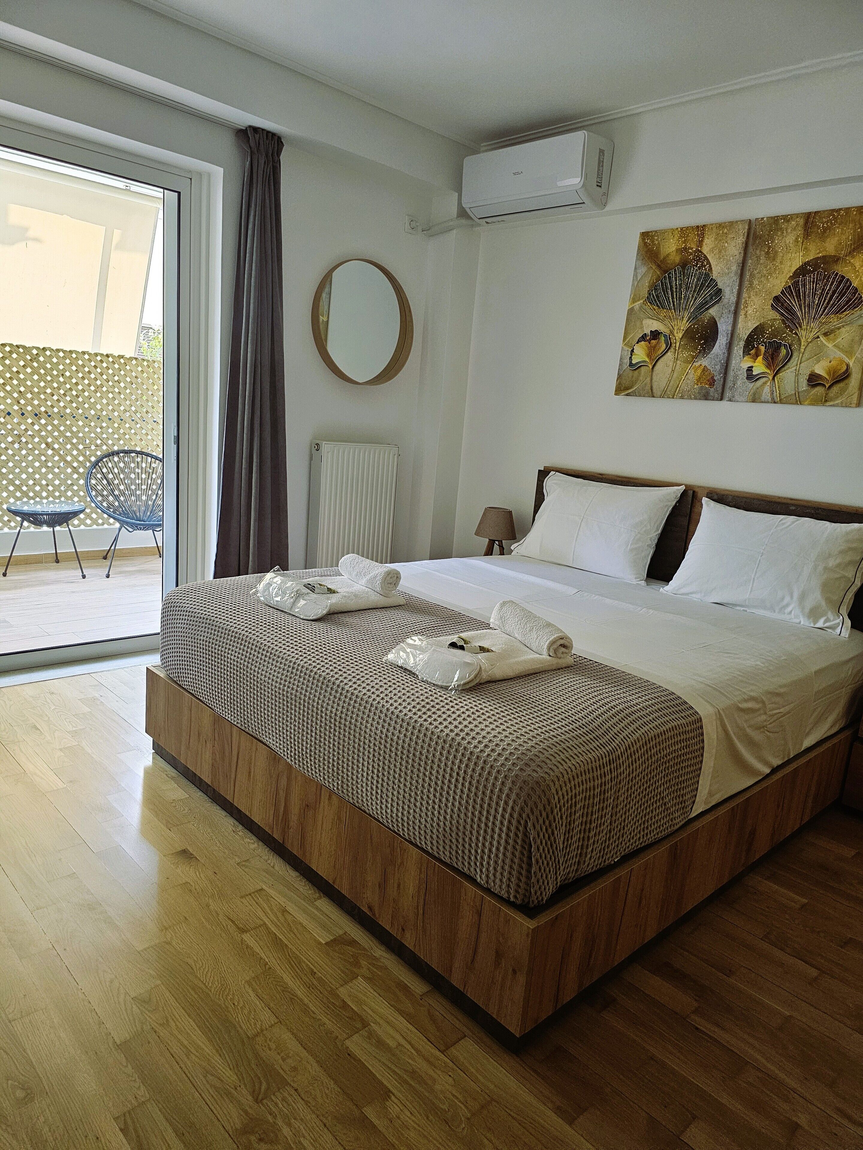 Camera d'albergo con un letto grande, vista all'esterno, un termosifone e una finestra con tende.