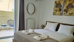 Une chambre d’hôtel avec un grand lit, une vue sur l’extérieur, un radiateur et une fenêtre avec des rideaux.