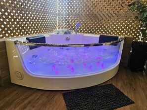 Indoor spa tub - Athens Lux 2 BR Apt, H/TUB, Netflix,fast Wifi-500mts fm Metro/1,5km fm Acropolis (Athina)