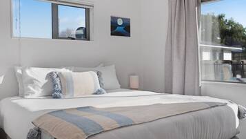 4 bedrooms, iron/ironing board, free WiFi, bed sheets