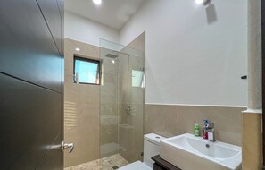 Dusch, handdukar, tvål och toalettpapper