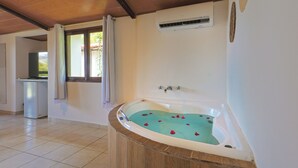 Une salle de bain avec une baignoire, une douche et un lavabo.