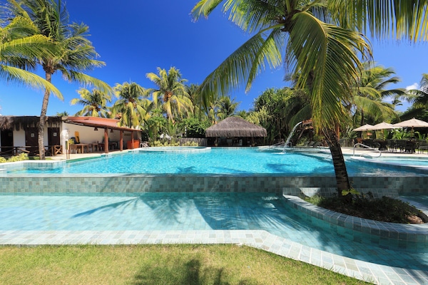 Piscina externa, funciona das 8h às 20h, guarda-sóis, espreguiçadeiras