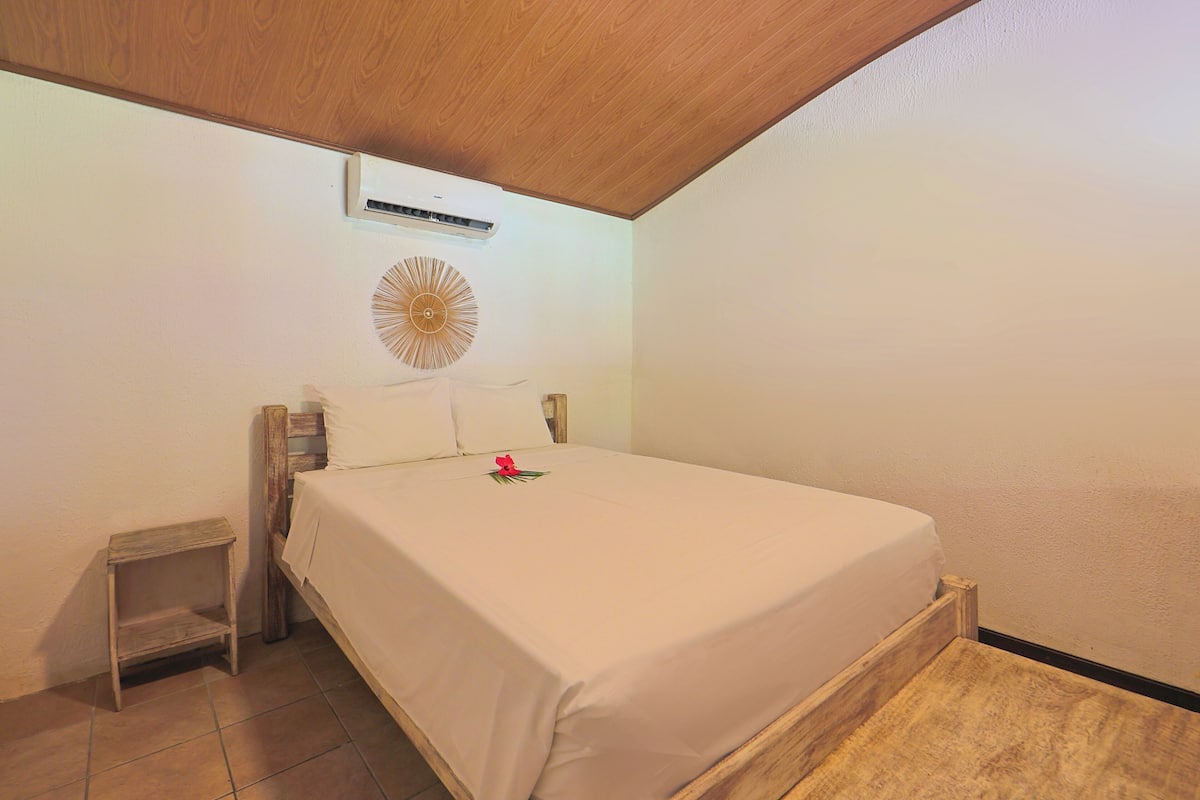 Sea Side Room | 迷你吧、房內夾萬、免費 Wi-Fi、床單
