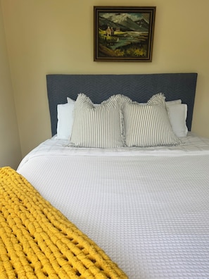 3 bedrooms, desk, iron/ironing board, free WiFi