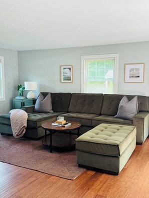 Smart-TV, DVD-Player, Bücher, Musikbibliothek