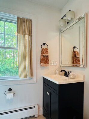 Douche, sèche-cheveux, serviettes fournies, savon