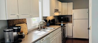 Downtown Freeport House with Lawn, Grill, AC, and Pickleball Courts!