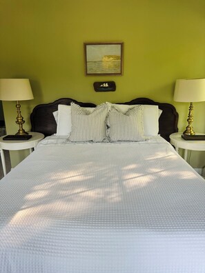 3 bedrooms, desk, iron/ironing board, free WiFi - Downtown Freeport House with Lawn, Grill, AC, and Pickleball Courts! (Freeport)