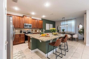 Kylskåp, mikrovågsugn, ugn och spishäll