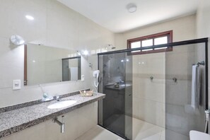 Master Bedroom with Sea View | Bathroom | Hair dryer, towels, soap, shampoo - Pousada Ecoporto (Ipojuca)