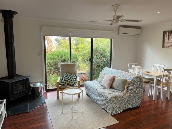 Smart TV, fireplace - The Lazy Gums at Phillip Island (Cowes)