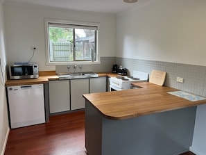 Réfrigérateur, four à micro-ondes, un four, surface de cuisson