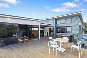 Outdoor dining - Seabreeze Retreat - Paraparaumu Holiday Home (Paraparaumu)