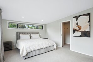 4 bedrooms, iron/ironing board, WiFi, bed sheets - Seabreeze Retreat - Paraparaumu Holiday Home (Paraparaumu)