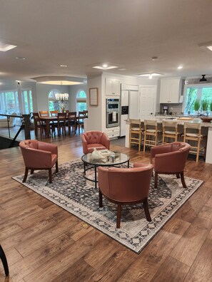 Dining - Spacious 5-bedroom house in South Asheville/Arden 4500sqft of fun, sleeps 10+ (Royal Pines)