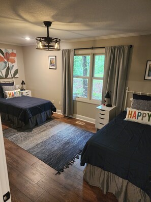 5 bedrooms, iron/ironing board, WiFi, bed sheets