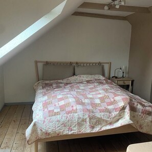 1 bedroom, iron/ironing board, free WiFi, bed sheets - H.C. Andersen went to school opposite us • You are right in the center (Odense)