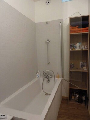Séchoir à cheveux, serviettes fournies, savon, papier de toilette