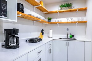 Mikrobølgeovn, kokeplater, kaffetrakter/tekoker og kjøkkenutstyr