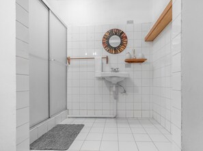 Superior Quadruple Room, Balcony, Park View | Bathroom