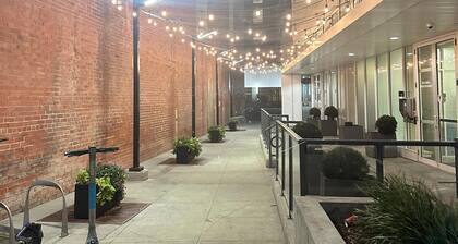 Luxury 2BR Condo in Downtown Calgary | Free Parking | Walk to Stampede & C-Train