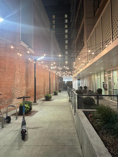 Luxury 2BR Condo in Downtown Calgary | Free Parking | Walk to Stampede & C-Train