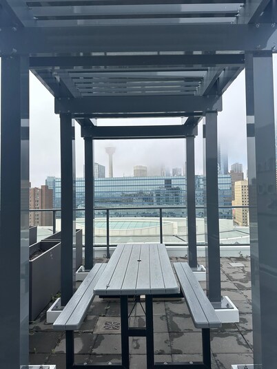 Luxury 2BR Condo in Downtown Calgary | Free Parking | Walk to Stampede & C-Train