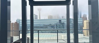 Luxury 2BR Condo in Downtown Calgary | Free Parking | Walk to Stampede & C-Train