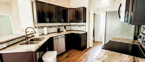 Four Ă micro-ondes, un four, surface de cuisson, lave-vaisselle