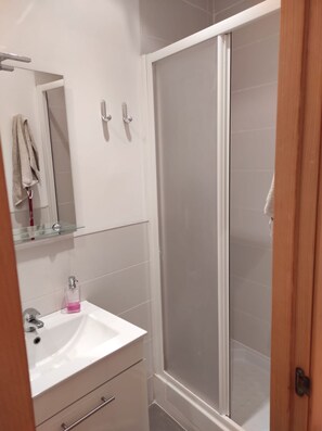 2 camere, Internet