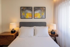 2 bedrooms, in-room safe, desk, iron/ironing board - Lisbon’s Avenidas Novas – Spacious and Elegant 2-Bedroom Flat (Lisboa)