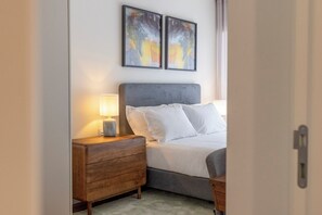 2 quartos, cofres nos quartos, escrivaninha