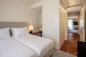 2 bedrooms, in-room safe, desk, iron/ironing board