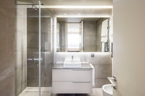 Een douche, een haardroger, een bidet, handdoeken