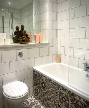 Dusche, Haartrockner, Handtücher, Seife