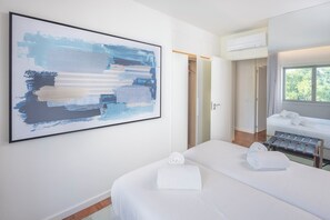 2 chambres, coffres-forts dans les chambres, bureau