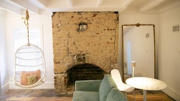 Televisión, chimenea, libros y videoteca