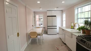 Een koelkast, een magnetron, een oven, een kookplaat