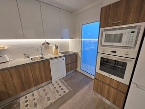 Micro-ondes, four, plaque de cuisson, lave-vaisselle