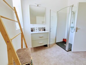 Ducha, secador de pelo, toallas y jabón