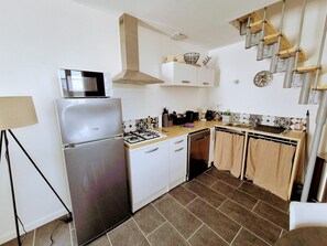 Frigorífic, microones, rentaplats i cafetera i tetera 