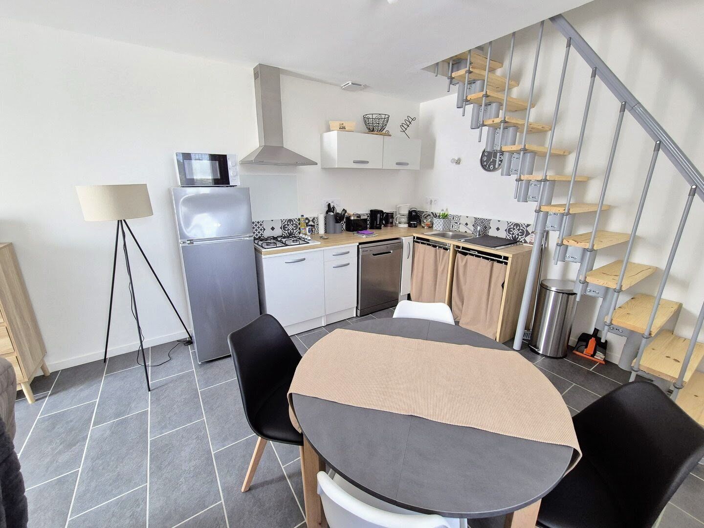 Kjøleskap, mikrobølgeovn, oppvaskmaskin og kaffetrakter/tekoker