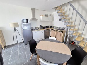 Refrigerador, microondas, lavavajillas y cafetera y tetera 