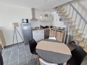 Réfrigérateur, micro-ondes, lave-vaisselle, cafetière/bouilloire