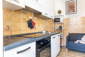 Frigorifero, microonde, forno, piano cottura