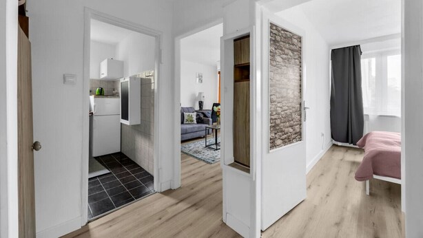 Un apartamento moderno con cocina, sala de estar y dormitorio.