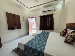 Deluxe Room, Balcony, City View | Laptop workspace, free WiFi